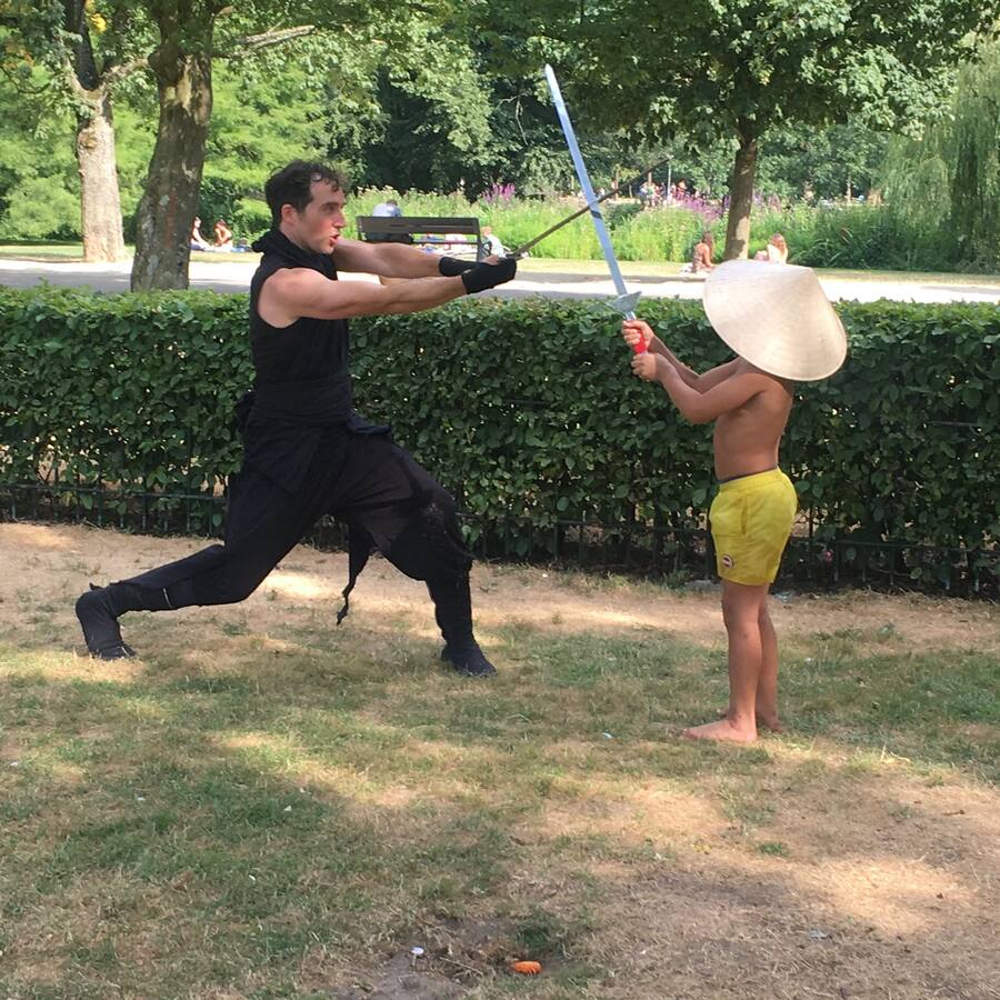 Jeff zwaardvecht met een kind