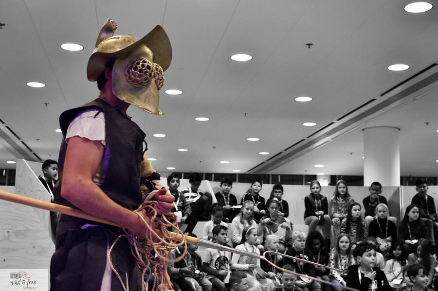 Jeff in gladiator kostuum voor publiek