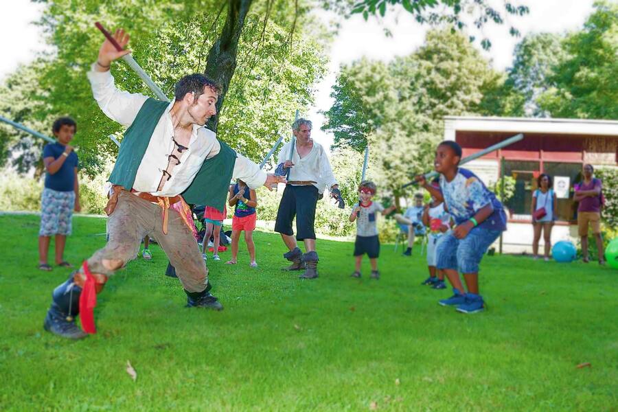 Jeff in piraten-kostuum geeft workshop