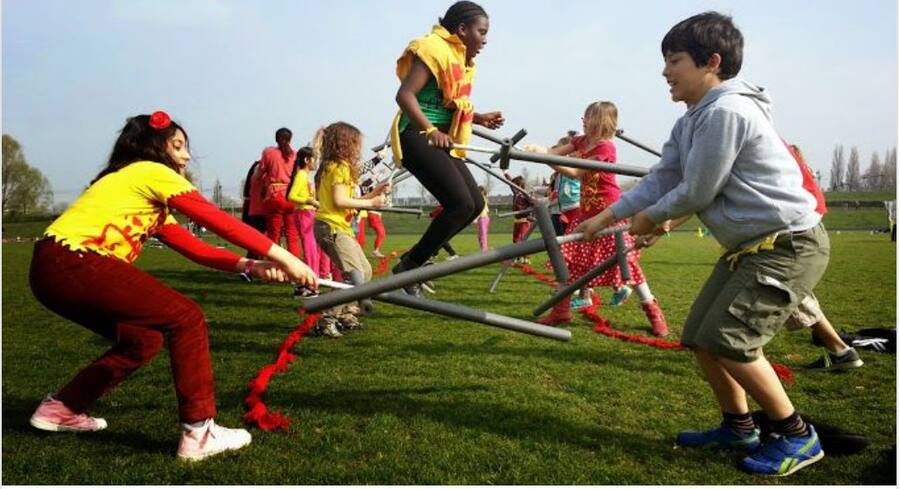 Kinderen in actie op veld