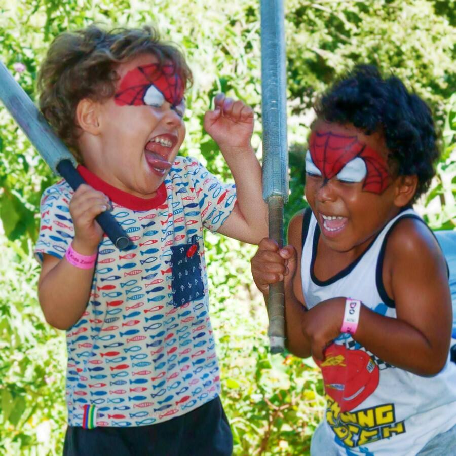 Kinderen met schmink en zwaarden